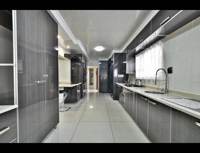 6 BEDROOM HOUSE FOR SALE IN WELTEVREDEN PARK